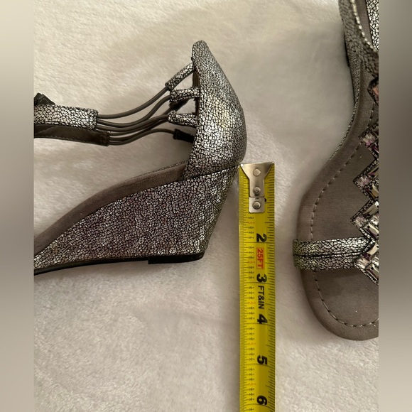 New York Transit silver rhinestone 7.5W wedge heel sandals - Picture 4 of 7